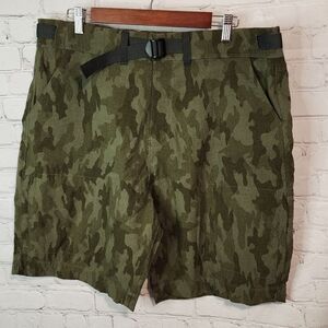 Men's Lake & Trail camo cargo shorts, size Large